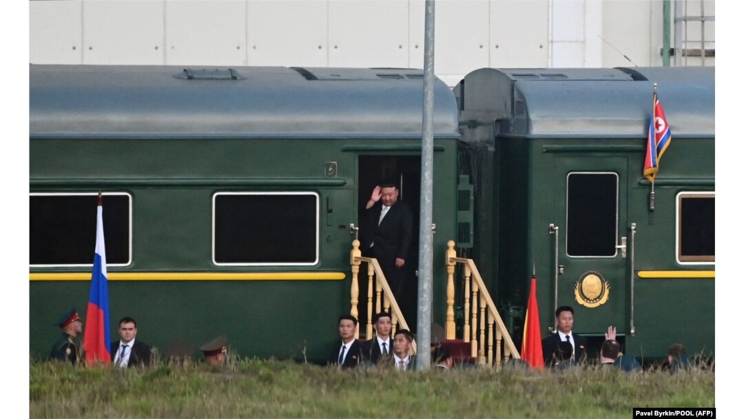 Severnokorejski lider Kim Džong Un odlazi s kosmodroma Vostočni posle razgovora s predsednikom Rusije Vladimirom Putinom, 13. septembar 2023.