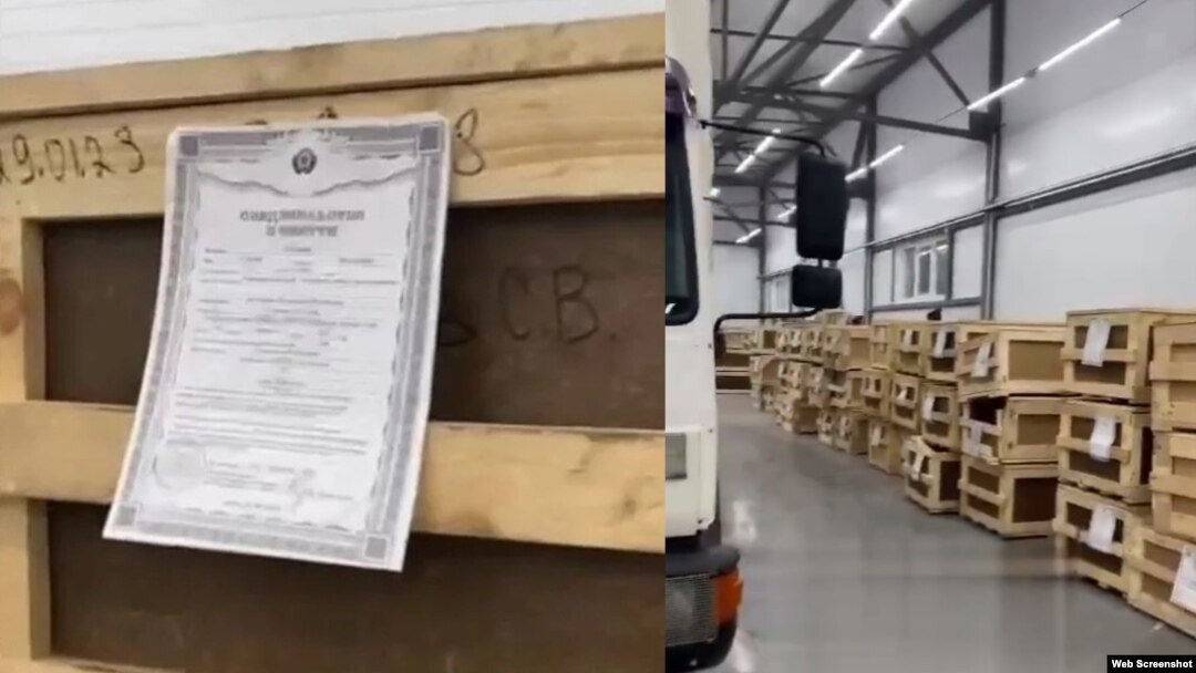 Kadar iz viralnog video snimka na kojem se izgleda vide drveni sanduci s prikačenim smrtovnicama na aerodromu Tolmačevo u Novosibirsku.
