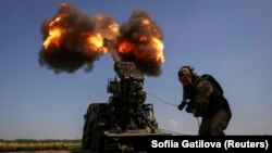 Український військовослужбовець веде вогонь із самохідної гаубиці 2С22 «Богдана» по позиціях російських військ біля Бахмуту на Донеччині, 5 липня 2023 року, ілюстративне фото