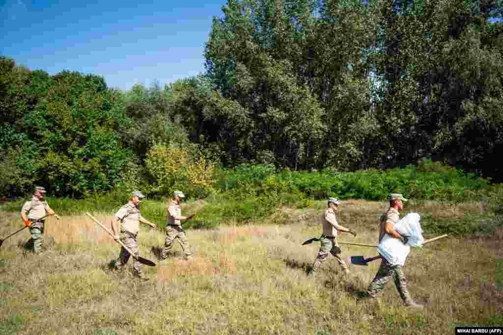 Romanian soldiers head to a field where they will begin building a bomb shelter. Bucharest made the announcement after authorities found fragments of a drone "similar to those used by the Russian Army" in the Plauru area across the border from Ukraine.