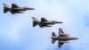 Avioane de luptă F-16 ale Forțelor Aeriene Române efectuează un survol la expoziția internațională Black Sea Defence and Aerospace (BSDA) din București, România, 22 mai 2024.