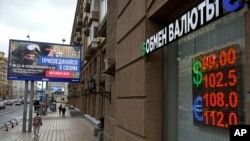Ruska valuta je u ponedjeljak prešla 101 rublju za dolar, nastavljajući pad vrijednosti za više od 25 posto od početka godine. Moskva, 14. avgust 2023.