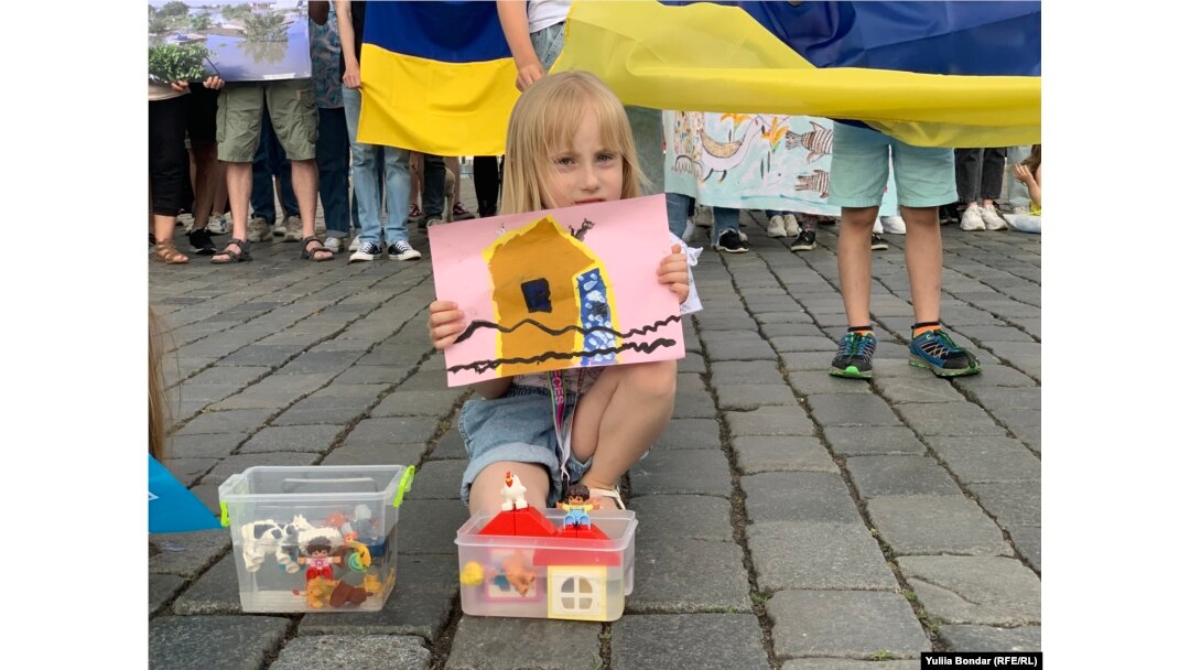 Зупиніть екоцид України: у Празі провели акцію, присвячену руйнуванню Каховської ГЕС
