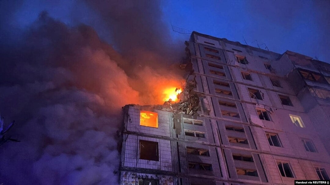 У багатоповерхівці в Умані, в яку влучила російська ракета, зруйнувався під’їзд, 28 квітня 2023 року