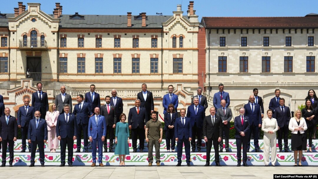 Президент України Володимир Зеленський (посередині) на спільній світлині учасників саміту Європейської політичної спільноти, що об’єднує 27 членів ЄС із 20 їхніми партнерами. Булбоака, Молдова, 1 червня 2023 року