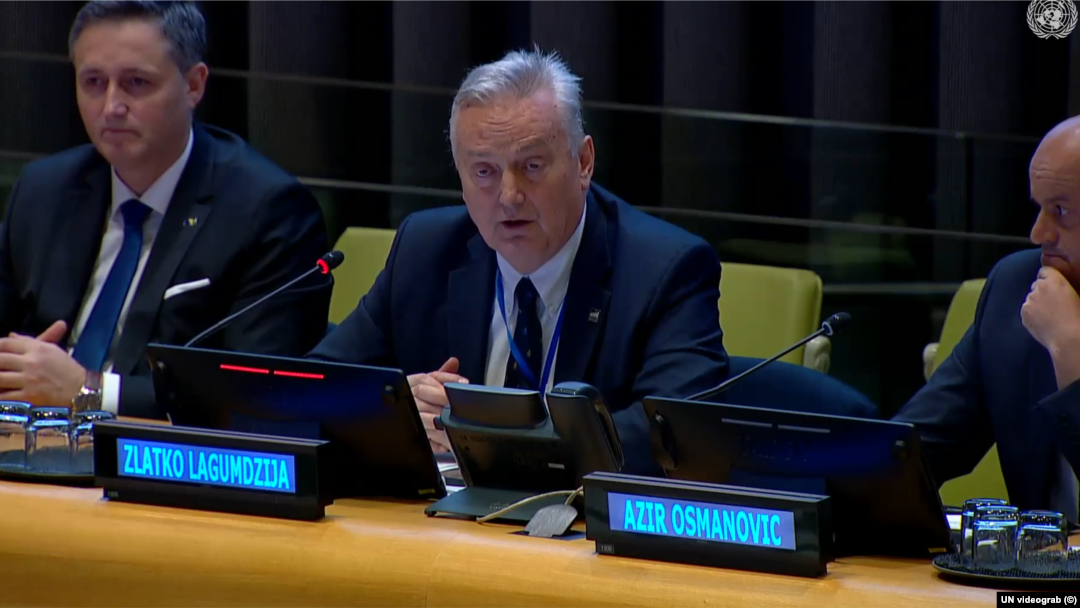Član Predsjedništva BiH Denis Bećirović, ambasador BiH pri UN-u Zlatko Lagumdžija i Azir Osmanović, preživjeli Srebreničanin, u New Yorku, 19. 4. 2024.