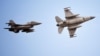 Винищувачі F-16 ВПС Румунії у повітрі біля Бази-86, неподалік від міста Фетешть. Румунія навчає українських пілотів керувати літаками F-16