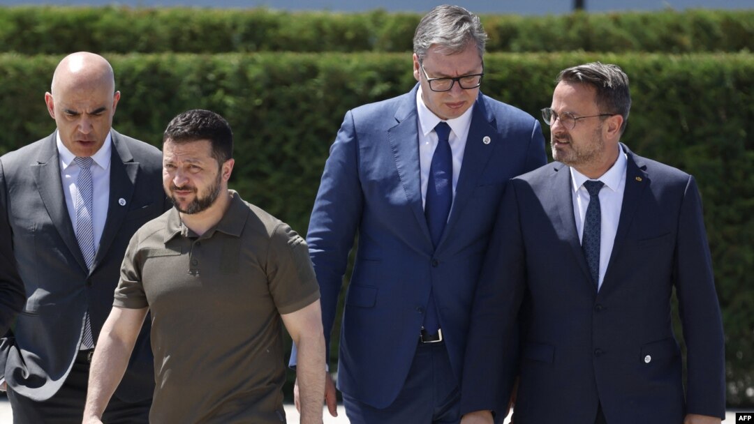 Predsednik Ukrajine Volodimir Zelenski (2. levo) i predsednik Srbije Aleksandar Vučić (2. levo), sreli su se i u junu u Moldaviji. Na fotografiji sa premijerom Luksemburga Gzavijem Betelom (desno) i predsednikom Švajcarske Alenom Bersetom.