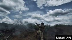 Український військовий веде вогонь по російських позиціях на передовій біля Бахмута, 22 травня 2023 року 