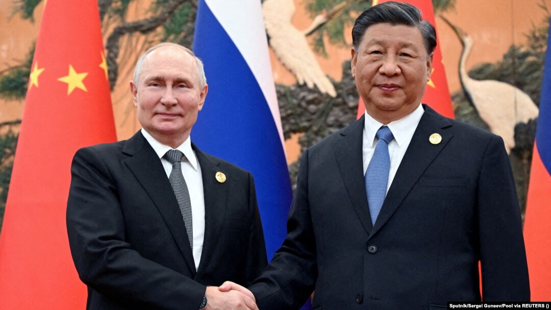 Ruski predsjednik Vladimir Putin rukuje se s kineskim predsjednikom Xi Jinpingom tokom sastanka na forumu Pojas i put u Pekingu, Kina, 18. oktobra 2023. 