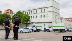 Police officers stand near detention center No.1 in Rostov-on-Don during a hostage crisis on June 16.
