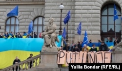 Українці вийшли на демонстрацію, у той час як навпроти відбуваються протести чехів проти бідності, а деякі виступають проти наданя Україні зброї, 16 квітня 2023