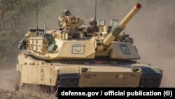 Un tanc M1A2 Abrams în timpul exercițiului „Anakonda23” de la Nowa Deba, în Polonia, pe 14 mai 2023.