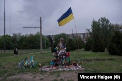 An improvised monument commemorating fallen soldiers in Kostyantynivka.