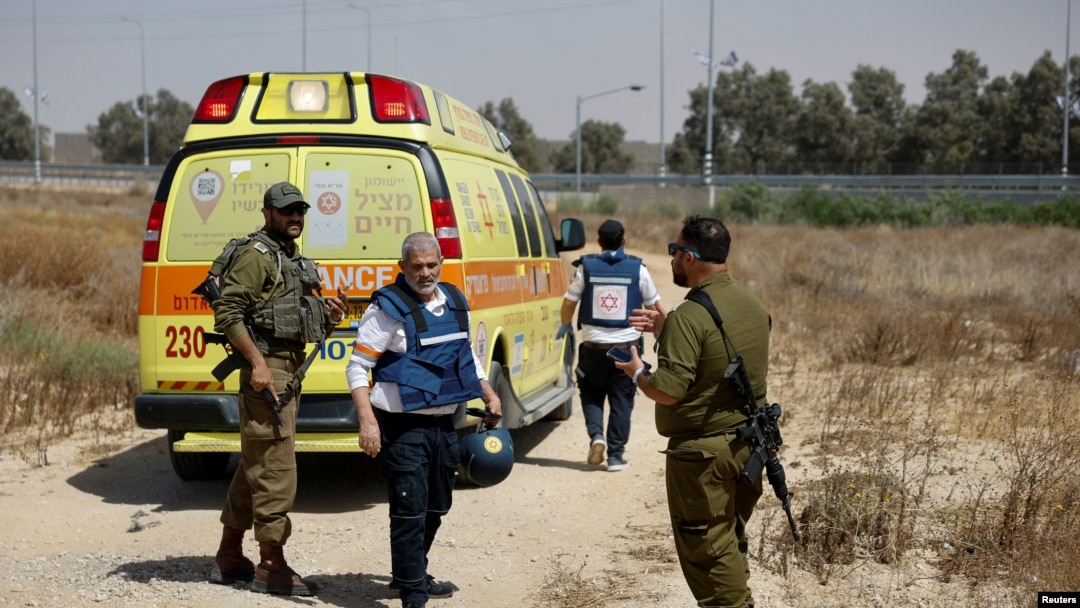 Izraelski vojnici i medicinski radnici na prijelazu Kerem Shalom, u blizini izraelske granice s Gazom u južnom Izraelu, 5. maj 2024.