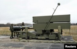 Військовослужбовці іспанської армії готують наземну ракетну систему ППО середньої дальності NASAMS на авіабазі Лієлварде. Латвія, 29 березня 2023 року
