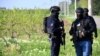 Policija na mestu pucnjave u selima kod Mladenovca, 60 kilometara od Beograda, 5. maj 2023. 