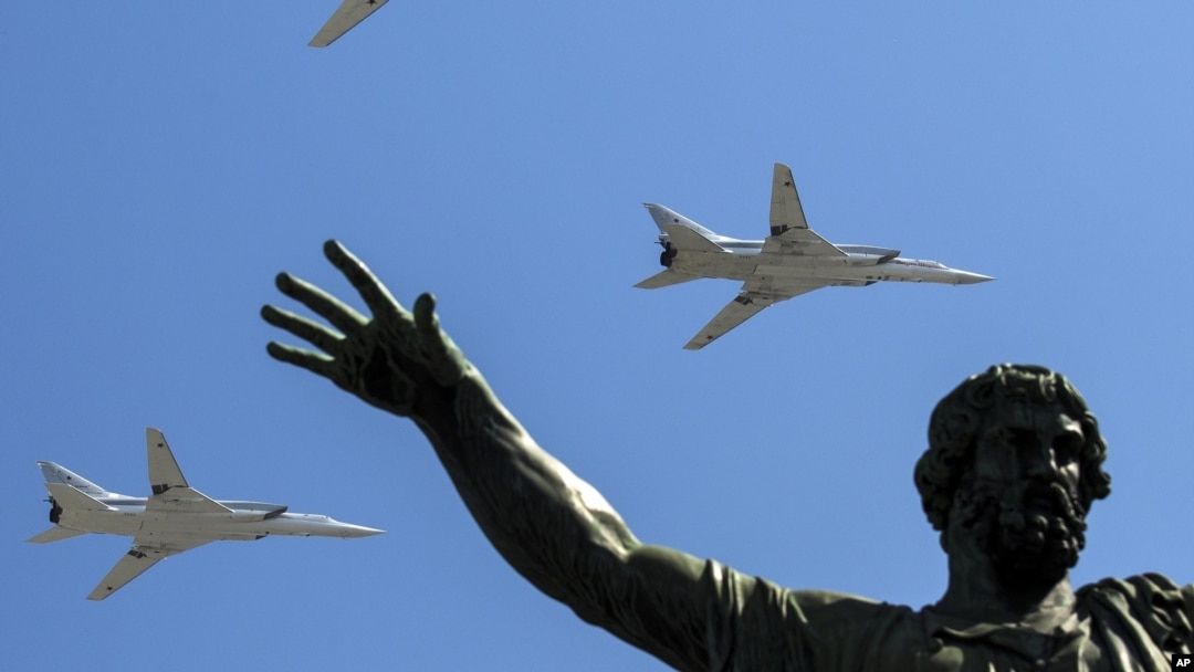 Архівне фото: проліт над Кремлем бомбардувальників Ту-22М-3, які пізніше брали участь в обстрілах української цивільної інфраструктури. Москва, Росія, 9 травня 2016 року