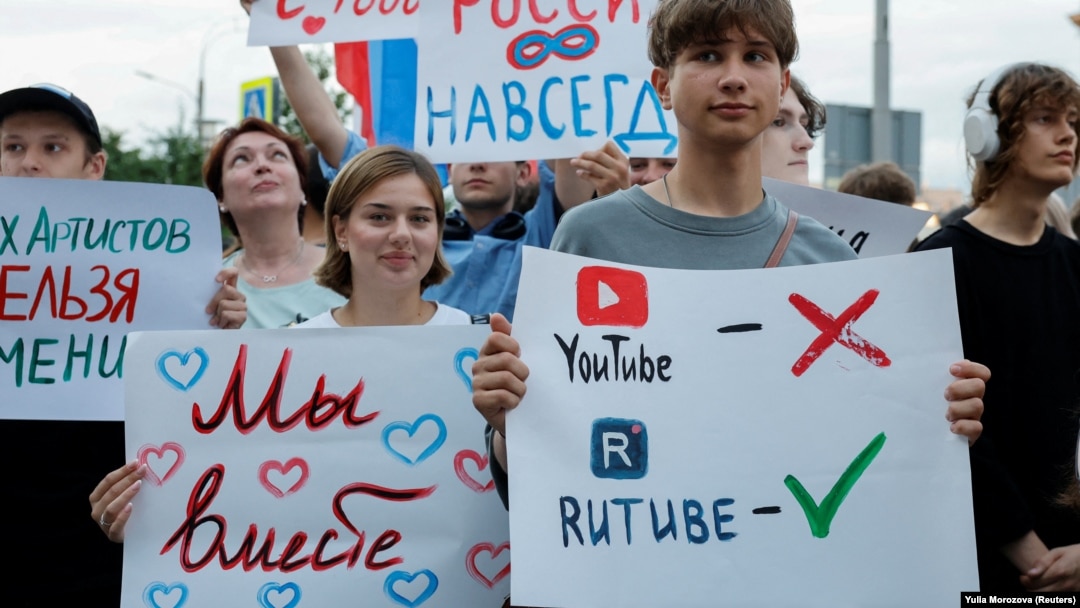 Глядачі збираються перед концертом російського співака Шамана, після того, як його сторінку заблокували на платформі YouTube, Москві, Росія липень 19, 2024 року