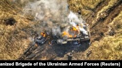 Российский танк горит в Донецке. Архивное фото