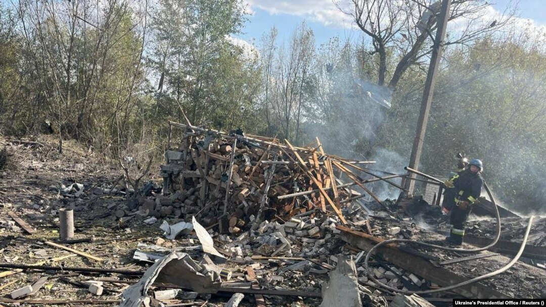 Президент Володимир Зеленський назвав цю атаку на цивільних «показово жорстоким російським злочином»