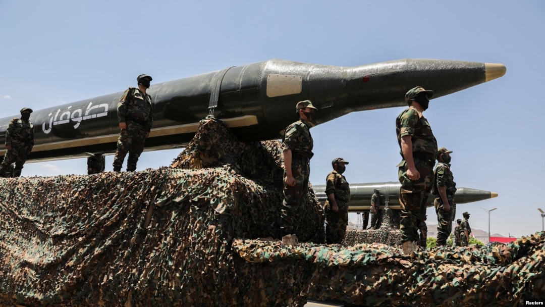 Huti javno prikazuju svoje balističke rakete tokom vojne parade u Sani, Jemen, u septembru 2023.