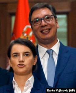 Brnabić pozira sa Vučićem nakon polaganja zakletve njenog kabineta u zgradi Skupštine Srbije, Beograd, 29. juna 2017.