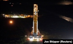 Racheta Artemis 1 a sistemului de lansare spațială (SLS), cu capsula Orion destinată echipajului - reprezentând noua generație de rachete lunare ale NASA - este împinsă spre celebra rampă de lansare 39B de la Centrul Spațial Kennedy, Florida, SUA, pe 17 august 2022.
