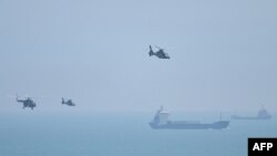 Китайські військові вертольоти пролітають повз острів Пінтань напередодні масштабних військових навчань біля Тайваню. 4 серпня 2022 року