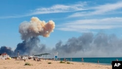 Dim se vidi sa plaže u Saki nakon što su se u avgustu čule eksplozije iz pravca ruske vojne vazduhoplovne baze Krimu.