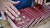 Выходцы из Центральной Азии хотят получать паспорта РФ несмотря на войну. Почему?
