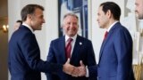 Президент Франции Эммануэль Макрон, спецпосланник президента США Стивен Уиткофф и госсекретарь США Марко Рубио (слева направо)