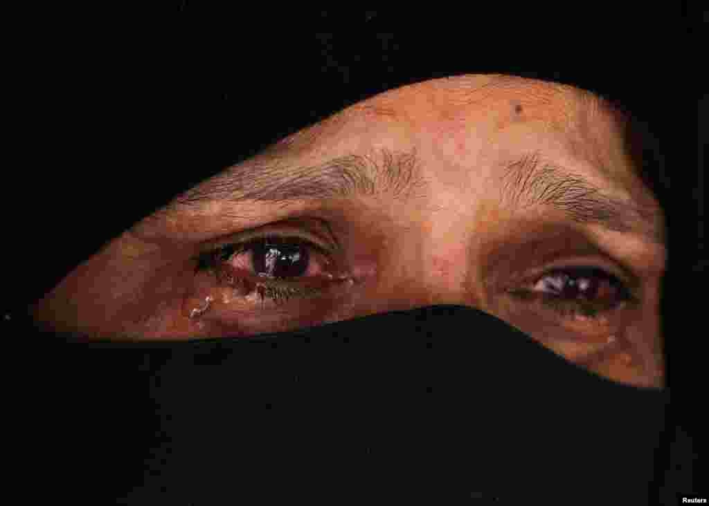 Женщина у пограничного перехода Аттари-Вагах после того, как Индия аннулировала визы, выданные гражданам Пакистана, 29 апреля 2025 года. REUTERS/Francis Mascarenhas 