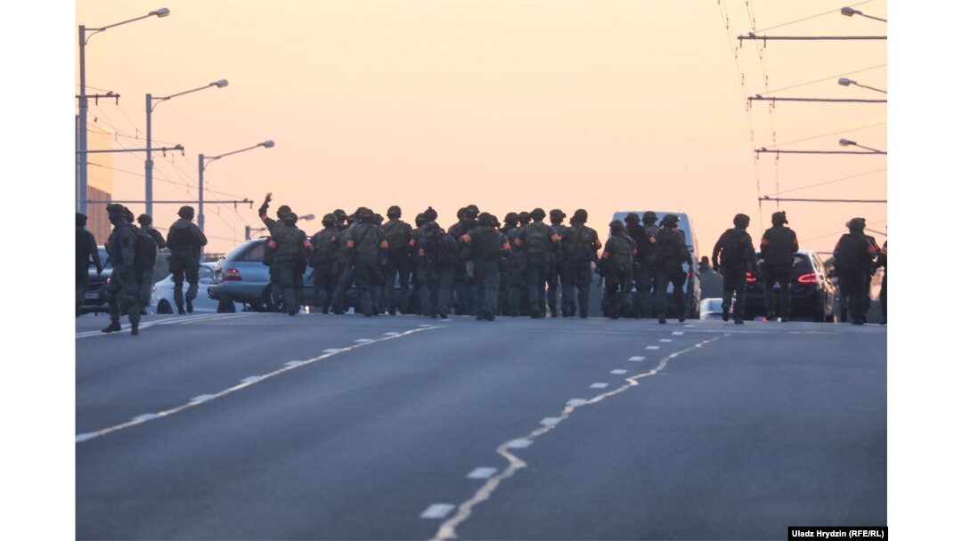 Жорстокий розгін, водомети та гумові кулі: фото другої ночі протестів у Білорусі