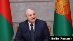 «Я просто так не піду. Я чверть століття облаштовував Білорусь. Просто так все це не кину. До того ж, якщо я піду, моїх прихильників будуть різати!»