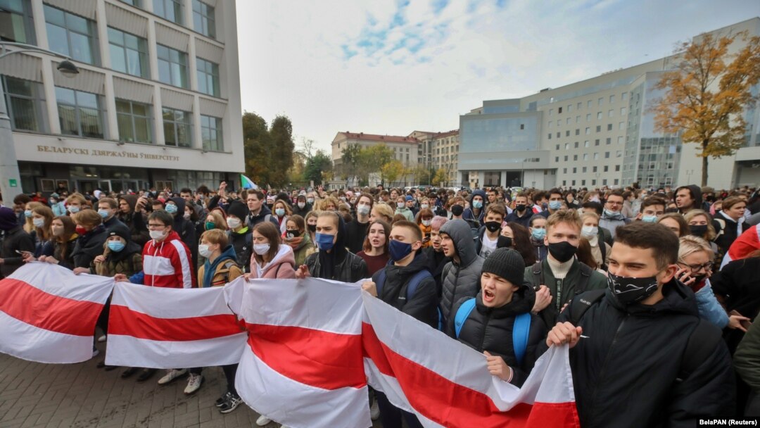 Студенти на мітингу проти результатів президентських виборів в Білорусі. Мінськ, 26 жовтня 2020 року