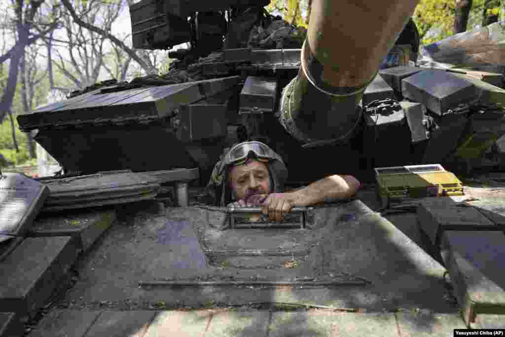 A Ukrainian tanker does repair work in the Donetsk region on April 27. 