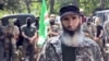 Муслім Чеберлоєвський, командир батальйону імені Шейха Мансура, на тлі членів цього батальйону, скріншот з відео