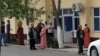 Aşgabadyň döwlet dükanlarynyň biriniň öňünde azyk nobatyna garaşýan ýaşaýjylar. Arhiw suraty