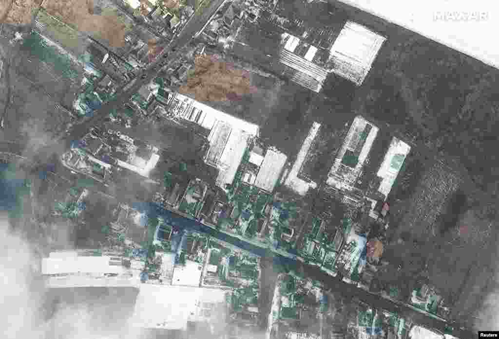 На супутниковому знімку видно як бронетехніка рухається на північному сході від аеропорту Антонова, що поблизу Гостомеля. Україна. Вторгнення Росії. Фото від 8 березня 2022 року. Satellite image ©2022 Maxar Technologies