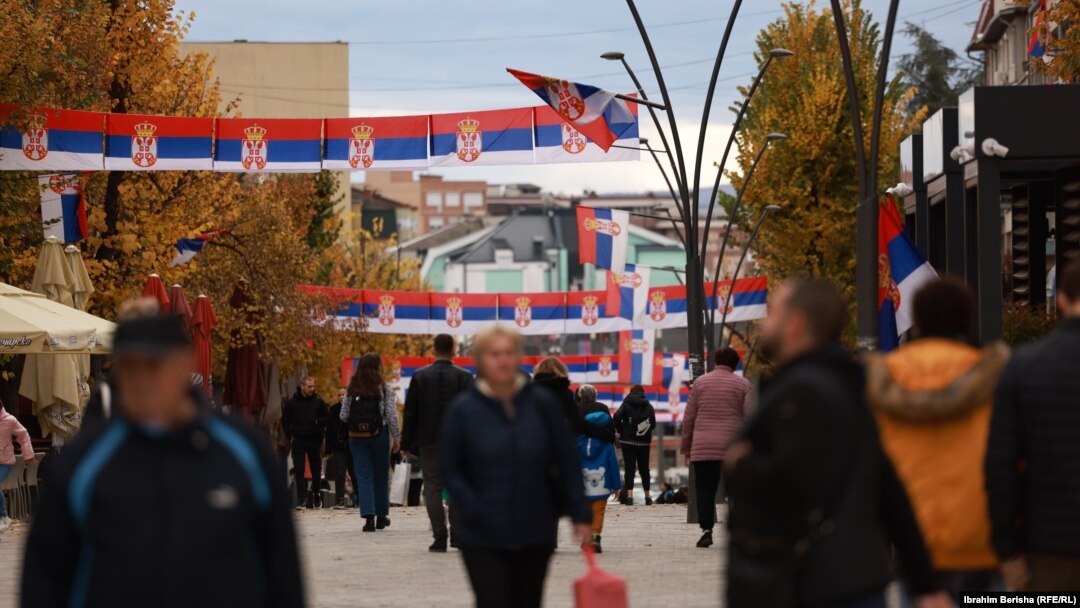 Zajednicu bi trebalo da čine deset opština sa srpskom većinom na Kosovu, šest južno od Ibra: Gračanica, Štrpce, Novo Brdo, Klokot, Parteš i Ranilug, te četiri teritorijalno povezane na severu: Severna Mitrovica (na fotografiji, novembar 2022.), Leposavić, Zvečan i Zubin Potok.