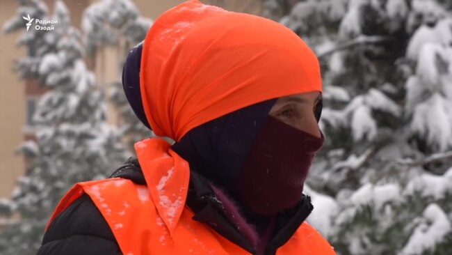 "Работаем и днем, и ночью". Женщины-дворники расчищают город от снега 