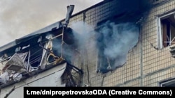 Наслідки обстрілу житлового буднику в Нікополі на Дніпропетровщині, грудень 2022 року, ілюстративне фото