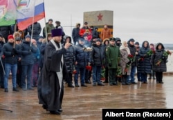 Ruski pravoslavni sveštenik tokom ceremonije sjećanja na poginule ruske vojnike u ratu Rusije protiv Ukrajine, januar 2023.