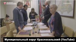 Члены московского Красносельского муниципального совета во время минуты молчания по жертвам украинского вторжения в Украину. Алексей Горинов - первый справа.