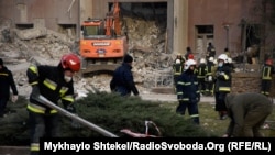 Спочатку повідомлялось про одну загиблу людину і шестеро поранених, серед них - дитина. Фото ілюстративне - на фото наслідки ракетного удару по будівлі Миколаївської ОВА 29 березня 2022 року 