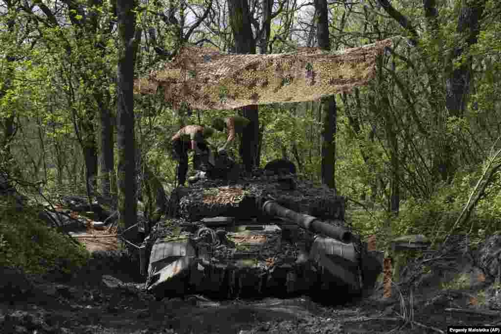 Ukrainian servicemen install a machine gun onto the turret of a tank in the Donetsk region on April 27. 