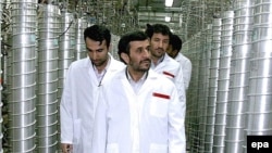 محمود احمدی‌نژاد در حال بازدید از تاسیسات غنی‌سازی اورانیوم در نطنز