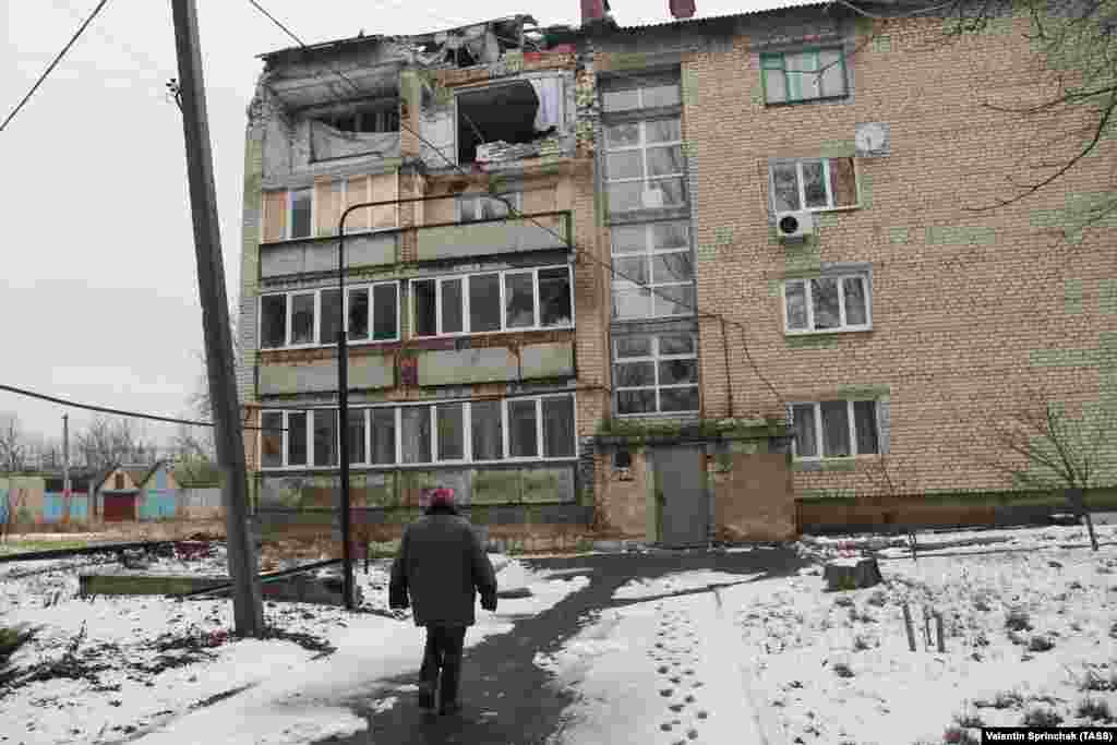 A damaged apartment building in Yasynuvata, a separatist-controlled town in Ukraine&#39;s Donetsk region