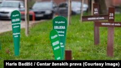 U centru Zenice aktivistice Centra ženskih prava postavile su "groblje femicida" 2. decembar 2022.